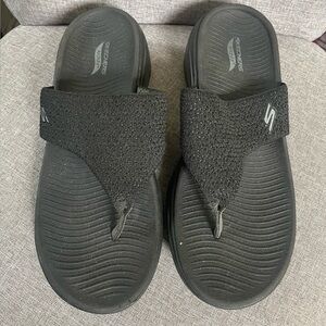 Sketcher’s Go Walk Arch Fit Sandal Size 8
